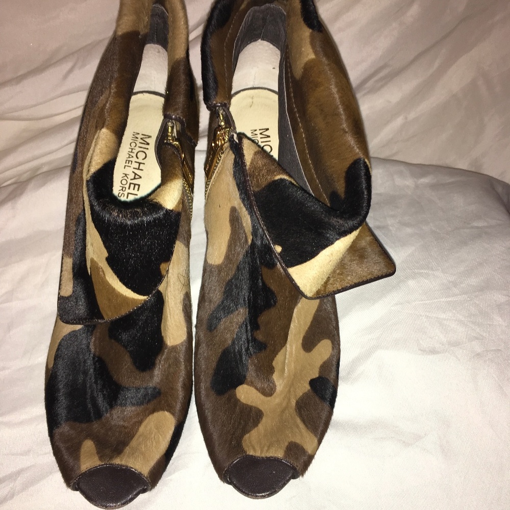 🔥SOLD 🔥 Kors Kendra Camo PeepToe Bootie Heel 10M - Picture 3 of 8